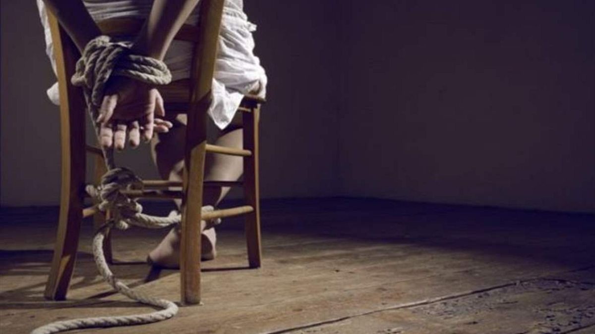 إسبانيا تعتقل زوجيْن احتجزا أطفالهما 4 سنوات كاملة في ظروف مأساويةألقت الشرطة الإسبانية في أوفييدو القبض على زوجين ألمانيين بتهمة احتجاز أطفالهما الثلاثة، بينهم توأمان يبلغان 8 سنوات وصبي عمره 10 سنوات، داخل منزلهم لمدة أربع سنوات في ظروف غير صحية ودون تعليم.اقرأ المقال كاملا