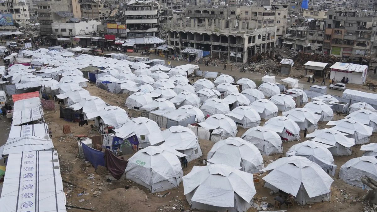 قصف على مدار الساعة في قطاع غزة: عشرات القتلى بينهم أطفال في غارات جوية إسرائيليةوفق وزارة الصحة في القطاع، قُتل أكثر من 60 شخصًا في القطاع في آخر 24 ساعة، ما أدى إلى ارتفاع عدد قتلى الحرب الإسرائيلية إلى 53655، والجرحى إلى 121950 منذ 7 تشرين الأول/ أكتوبر 2023.اقرأ المقال كاملا