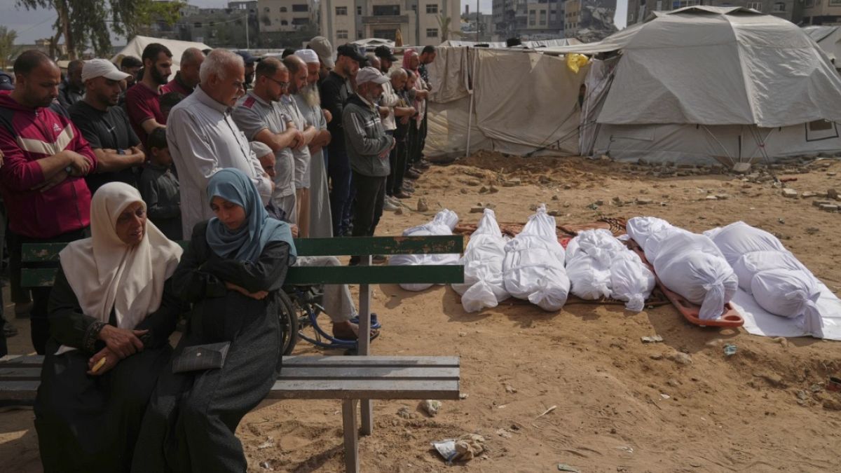 ارتفاع حصيلة قتلى الحرب على غزة إلى 52 ألفا و928 فلسطينيا تعجز فرق الإسعاف والدفاع المدني عن الوصول إلى المصابين بسبب الوضع الميداني.اقرأ المقال كاملا