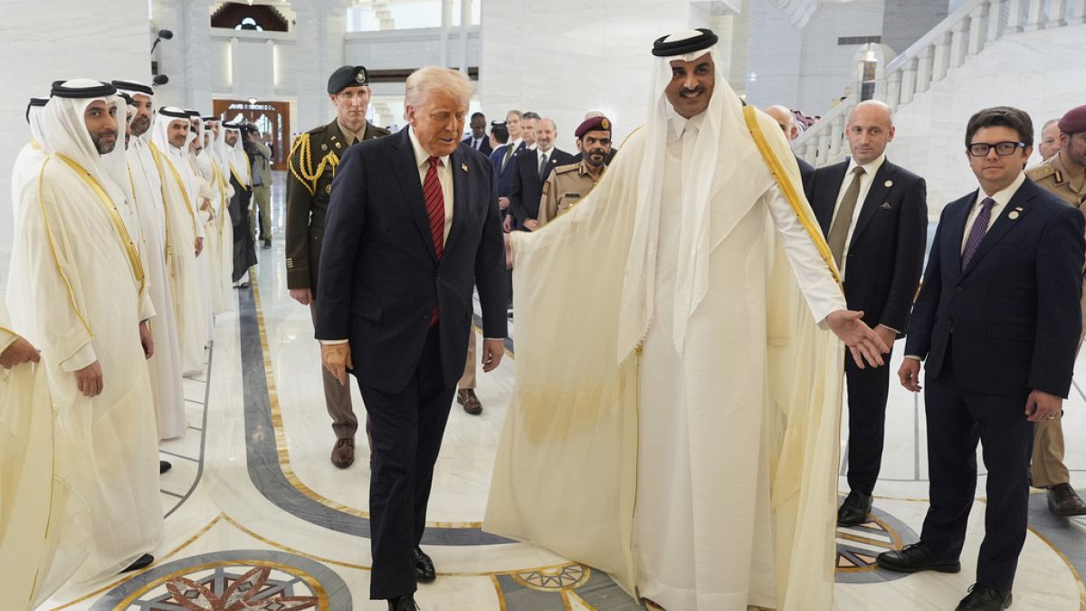 ما مدى قانونية قبول ترامب للطائرة القطرية الفاخرة؟أثار قبول الرئيس الأمريكي دونالد ترامب للطائرة القطرية الفاخرة، التي تُقدَّر قيمتها بـ400 مليون دولار، زوبعة من الانتقادات، إذ رأى البعض أن الخطوة غير قانونية وتتعارض مع القواعد واللوائح المتعلقة بتلقي الهدايا من الحكومات الأجنبية. فماذا يقول الخبراء بشأن ذلك؟اقرأ المقال كاملا