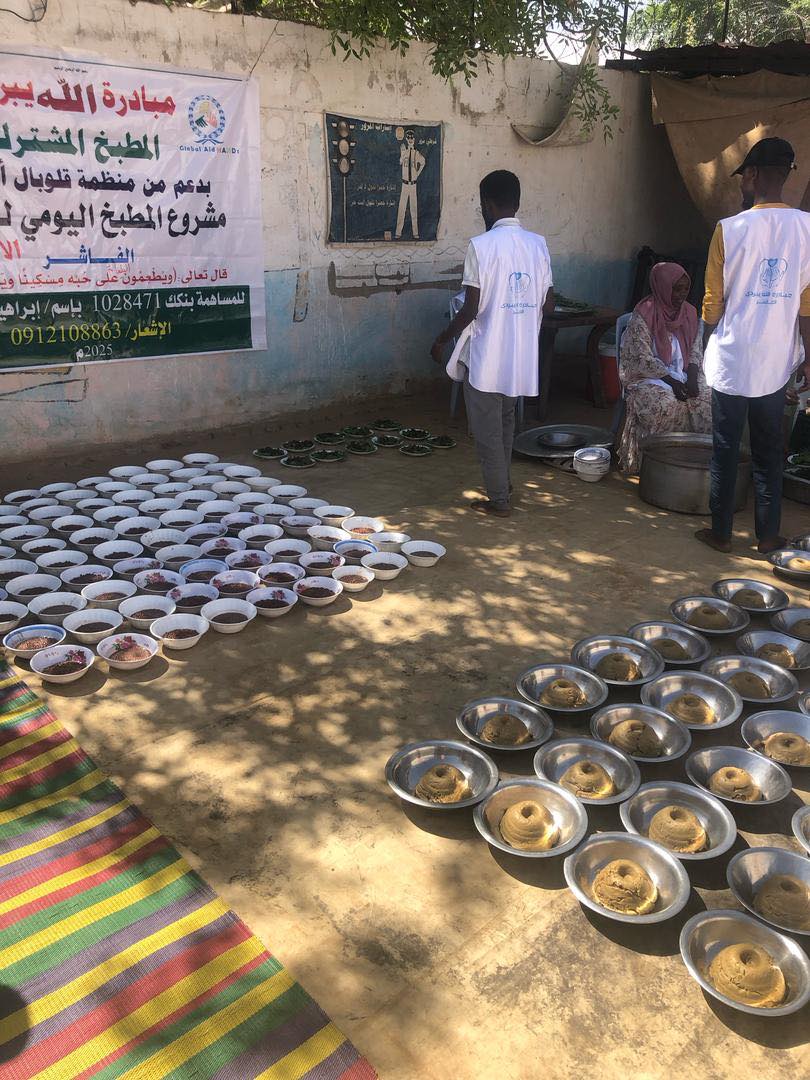 مبادرة “الله يبردي” توفر الوجبات الغذائية ل(452) أسرة بمراكز إيواء نازحي الفاشر