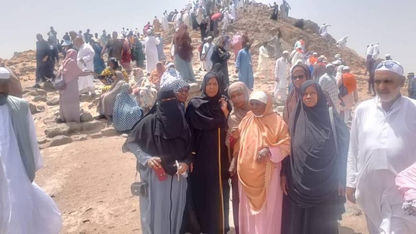 حجاج النيل الأبيض يزورون المزارات الدينية بالمدينة المنورة