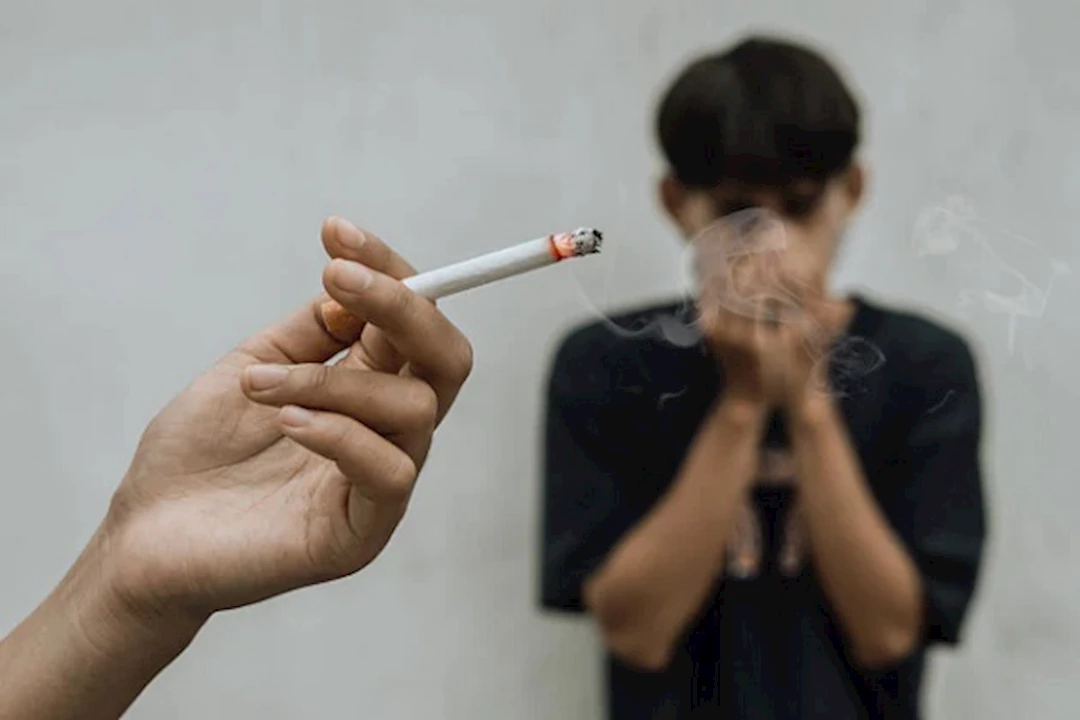 حسام موافي يحذر: التدخين السلبي يهددك بهذا المرض