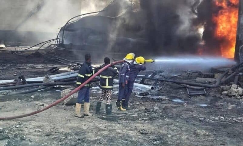 الدفاع المدني يحتوي حرائق مستودعات الوقود ببورتسودان بعد 5 أيام من الاشتعال