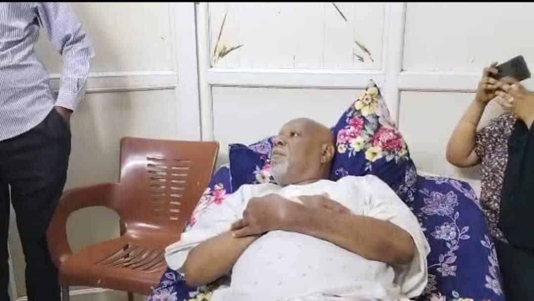 صوت الملاعب على سرير المرض.. مسؤول كبير يطمئن على صحة الهرم الإعلامي الرشيد بدوي عبيد