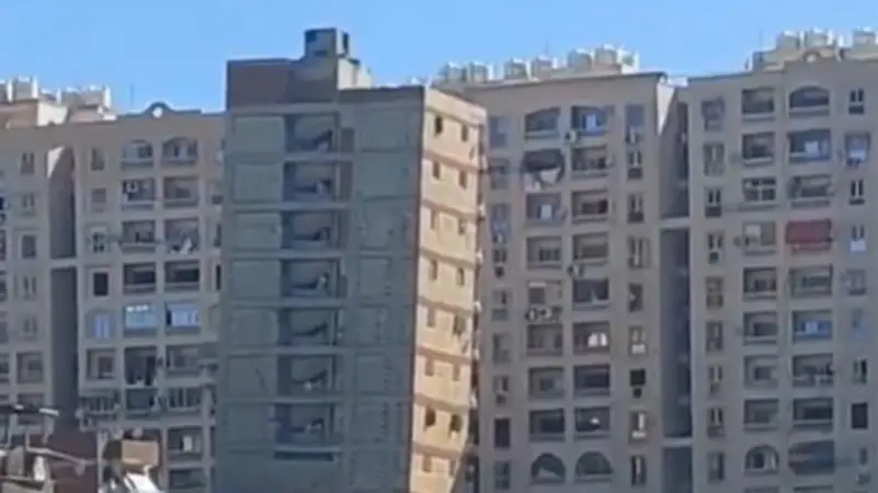 عقار مائل يثير الرعب في الإسكندرية.. فيديو