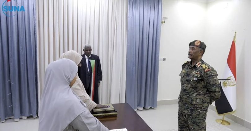 عضوا مجلس السيادة د.سلمى عبدالجبار  ود.نوارة أبو محمد محمد طاهر تؤديان القسم أما