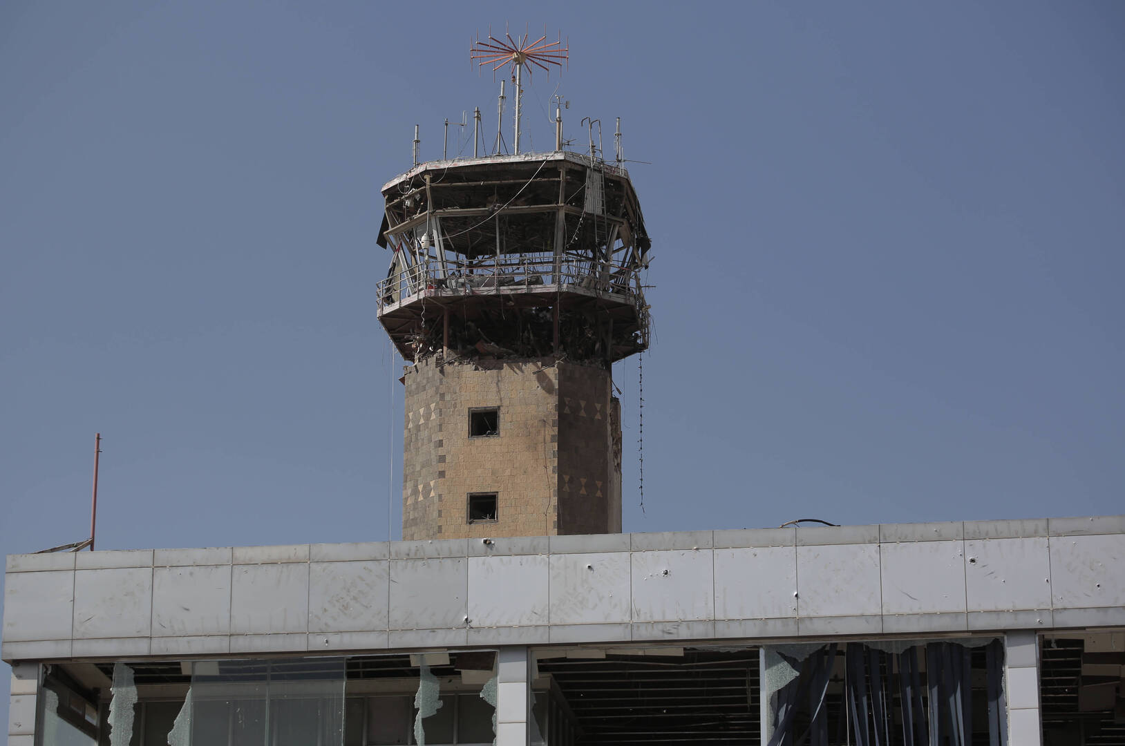 مسؤول يمني: خروج مطار صنعاء الدولي عن الخدمة بالكامل