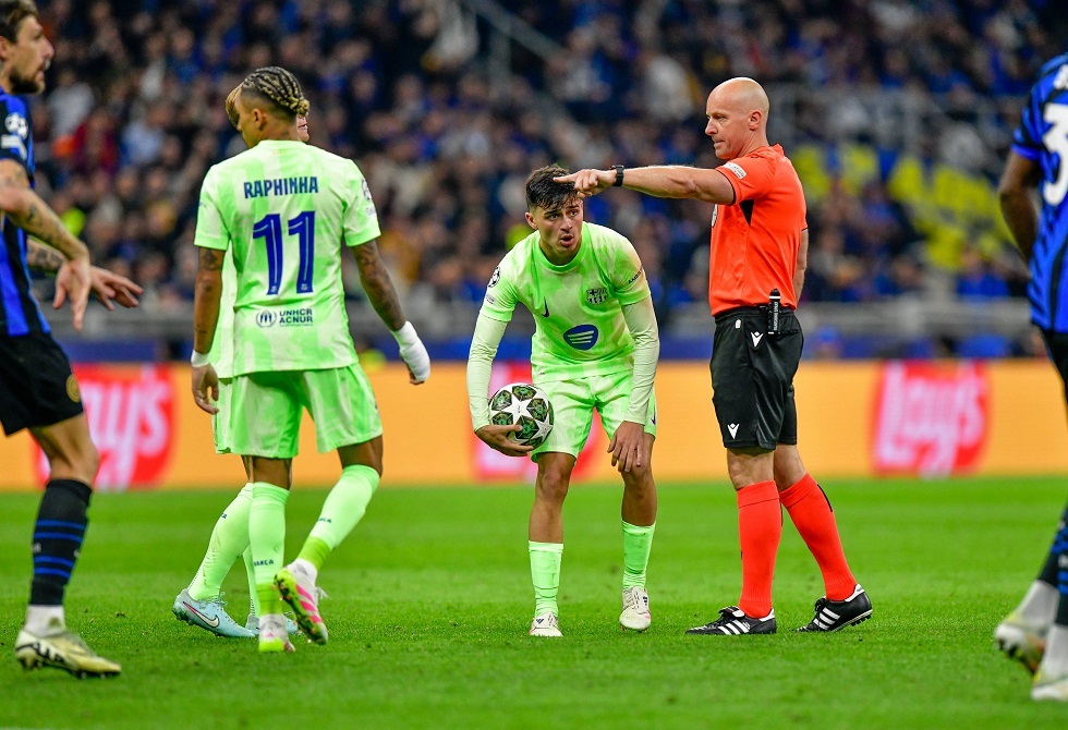 "بمثابة المكافأة".. مفاجأة حول حكم الـ(VAR) في مباراة إنتر ميلان وبرشلونة (فيديو)