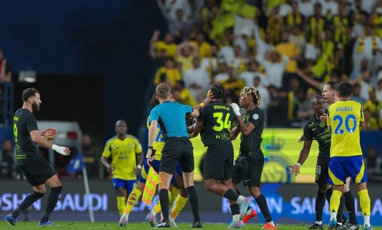 صافرة النهاية تشعل الفوضى.. معركة في أرض الملعب بين النصر والاتحاد