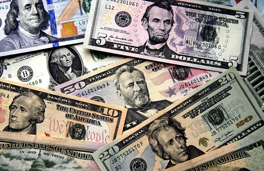 تراجع سعر صرف الدولار في روسيا إلى ما دون 80 روبل