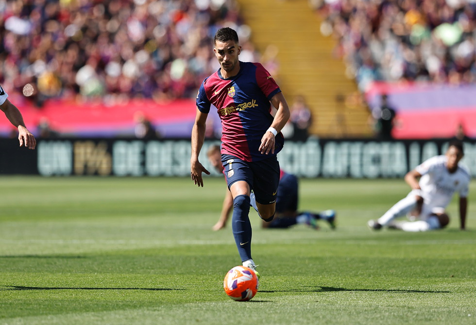 مهاجم برشلونة فيران توريس يخضع لعملية جراحية ويغيب عن باقي الموسم