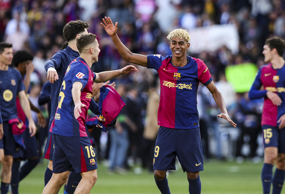 برشلونة يجتاز إسبانيول ويتوج بلقب "الليغا" للمرة الـ28 في تاريخه