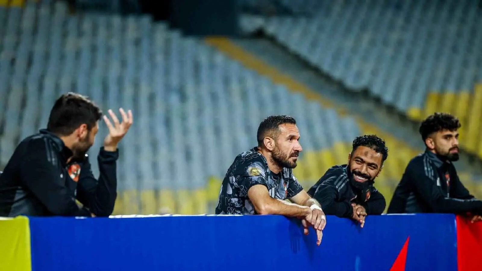 علي معلول يغادر الملعب غاضبا بعد هدف فوز الأهلي المصري على البنك الأهلي (فيديو + صور)