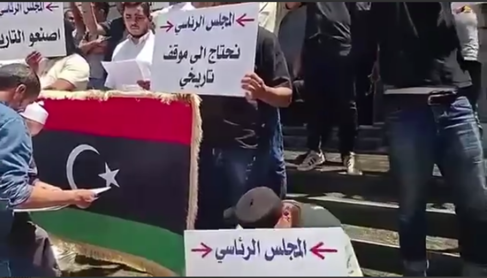 تظاهرات في طرابلس تطالب المجلس الرئاسي بمواجهة الأزمة السياسية (فيديو)