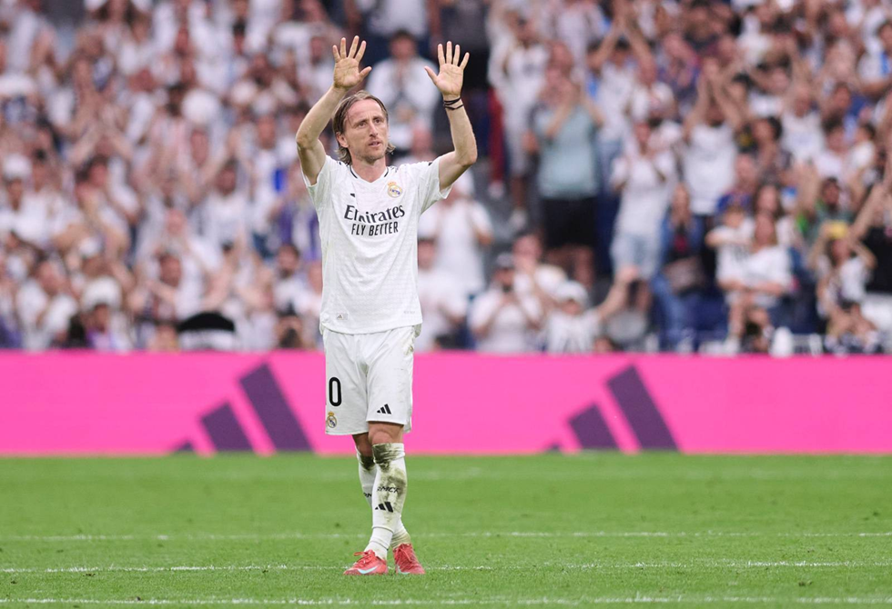 ريال مدريد يختار خليفة مودريتش لارتداء القميص رقم 10