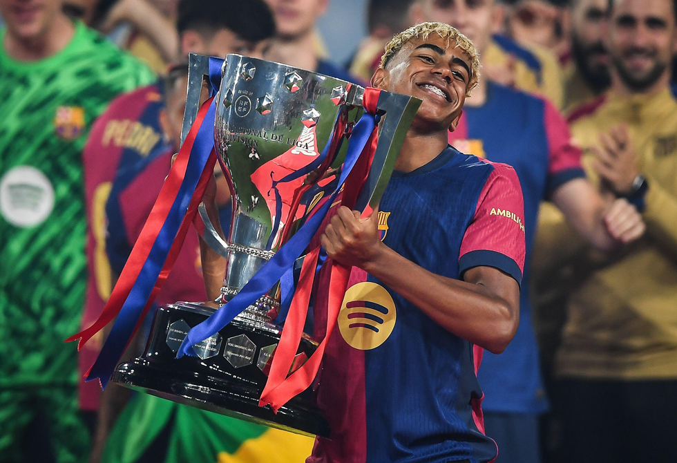 برشلونة يعلن رسميا تجديد عقد نجمه لامين جمال