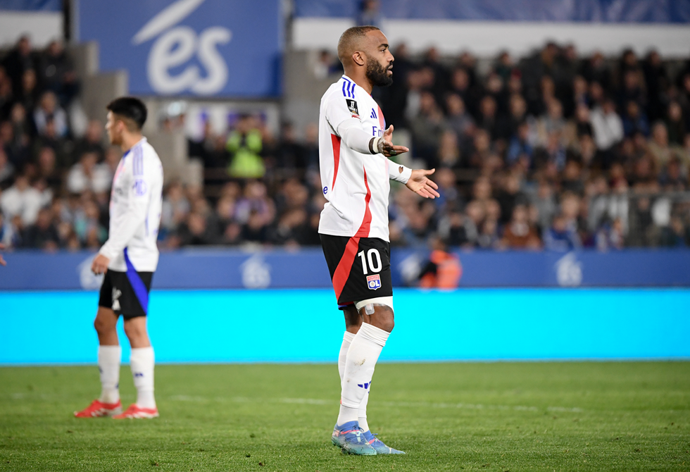 "الفيفا" يحرم ليون الفرنسي من التعاقدات بسبب دين قيمته 2000 يورو!