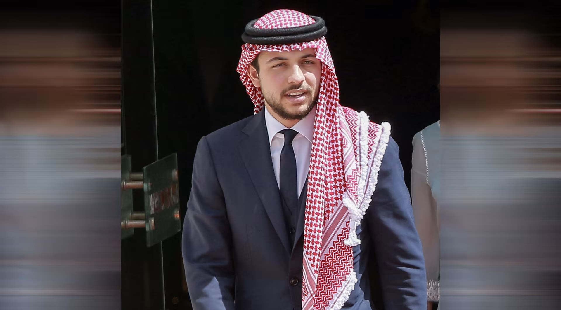 طبيب يكشف سبب آلام كتف ولي عهد الأردن.. ما علاقة "كتف الأبوة"؟