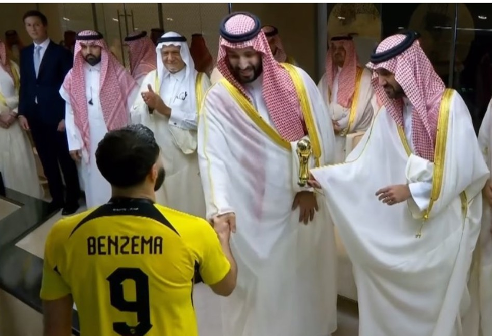 لقطة بين ولي العهد السعودي محمد بن سلمان وبنزيما تشعل تفاعلا واسعا (فيديو وصور)