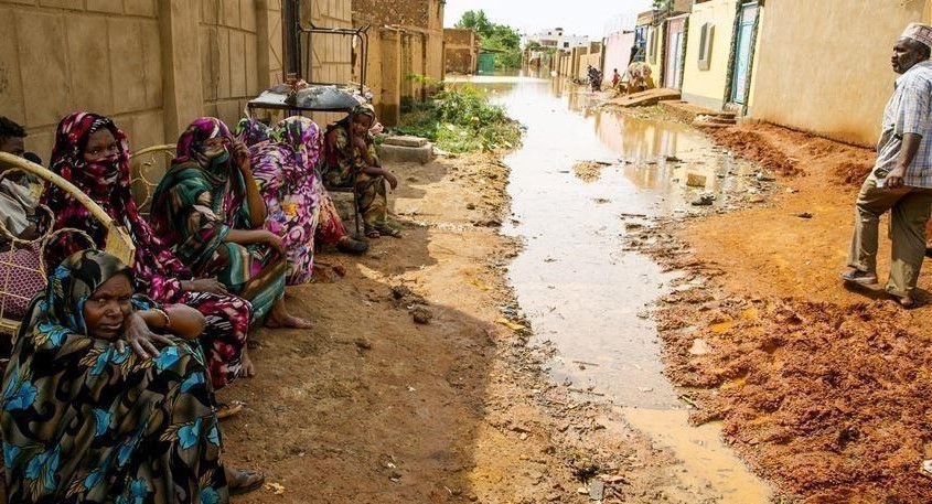 الأزمات تحاصر  السودانيين وسط مخاطر صحية وأمنية وغذائية كبيرة