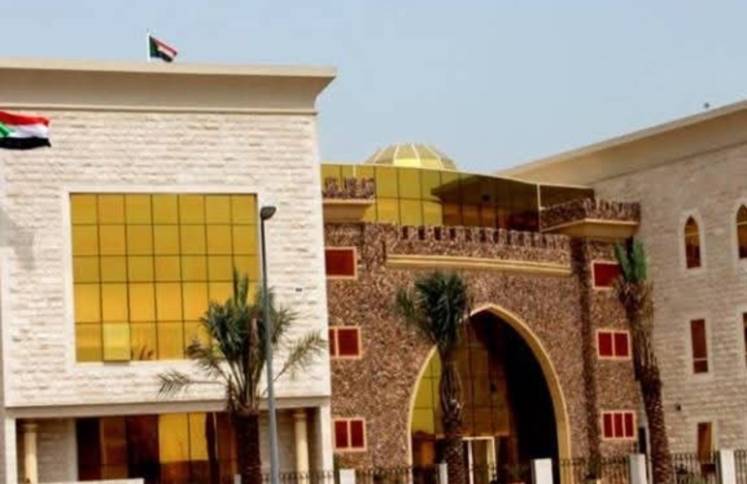 السودان يندد بإبعاد واحتجاز معظم أعضاء طاقم قنصليته في دبي