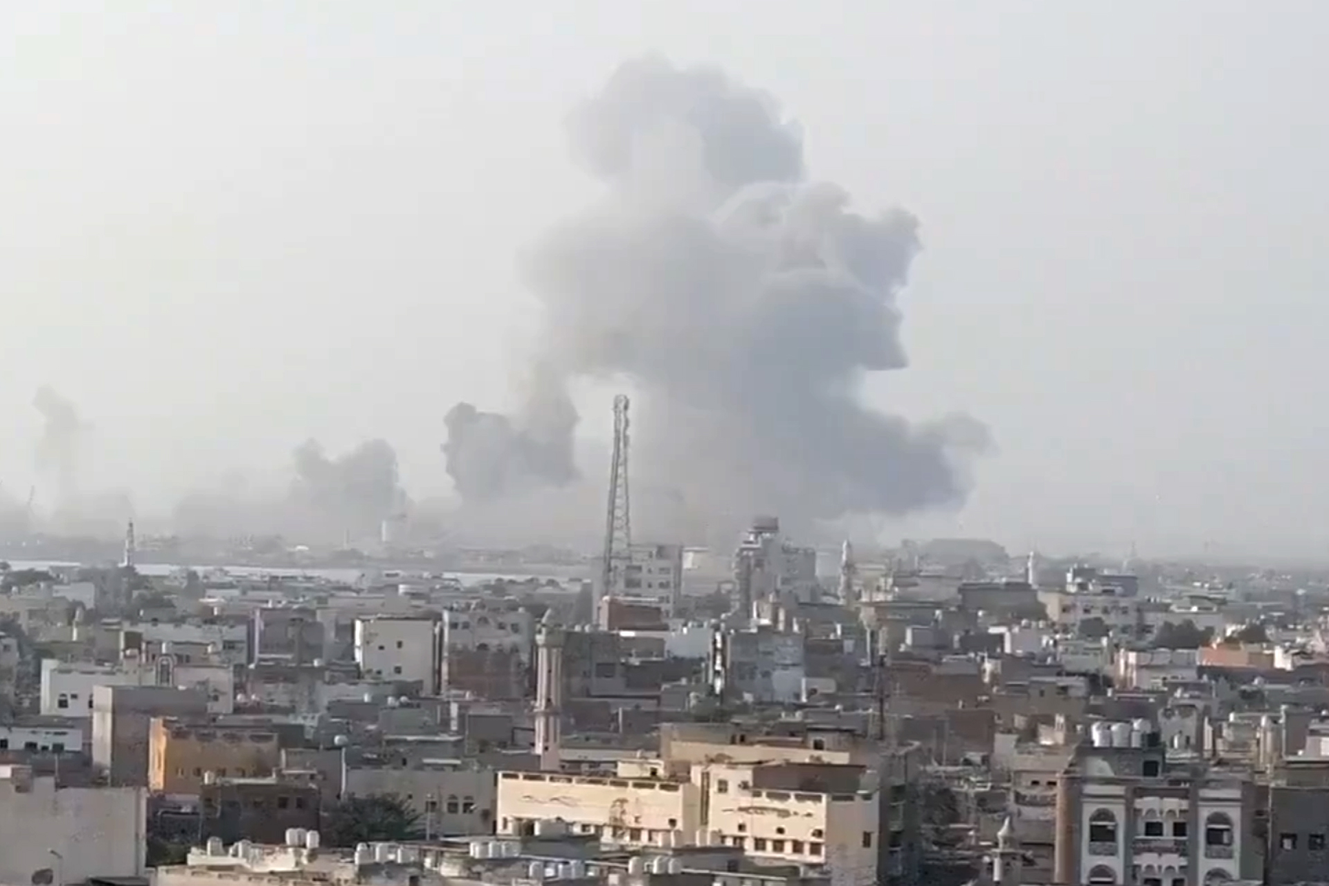 إسرائيل تقصف 3 موانئ بالحديدة غربي اليمن