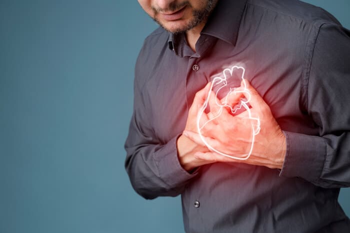 حرقة المعدة أم نوبة قلبية؟..  هذه العلامات قد تنقذ حياتك إذا تداركتها مبكرًا