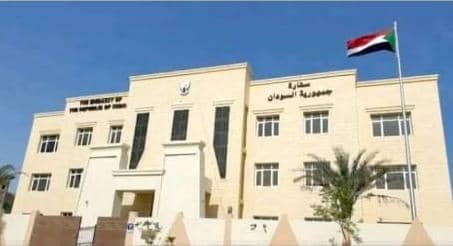 بعد قرار بإبعادهم من “دولة العدوان”.. تم إخضاعهم للاستجواب ..”احتجـــاز دبـلوماسيـين ســودانيـين”.. “بلطجة اماراتية” !!