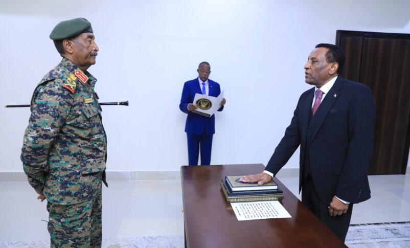 السودان: «كامل إدريس» يؤدي اليمين رئيسًا للوزراء