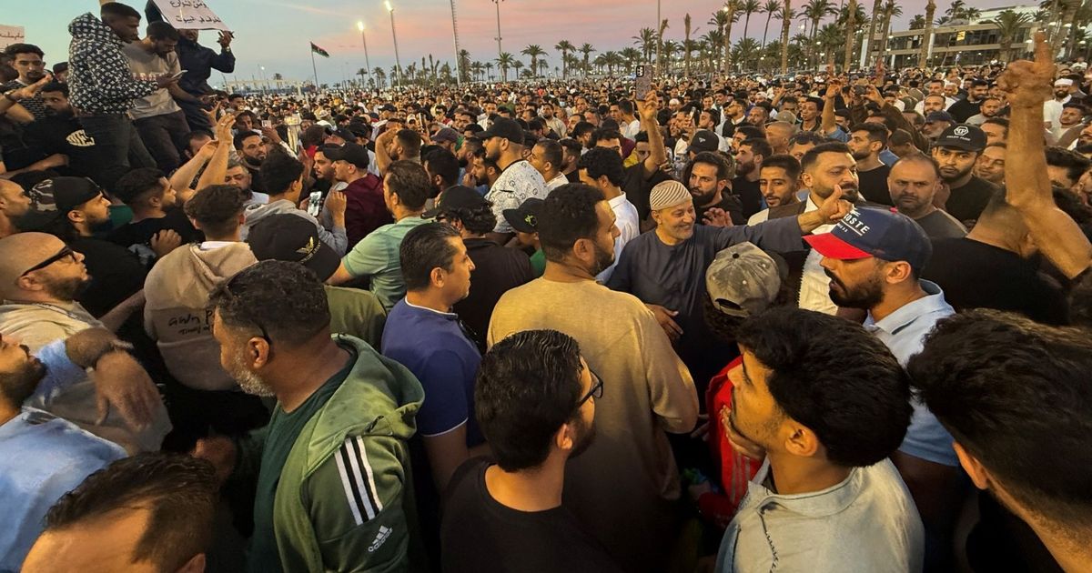 ليبيا.. موجة استقالات بين وزراء الدبيبة وغلق الطرق المؤدية لمقر الحكومة بعد تظاهرات
