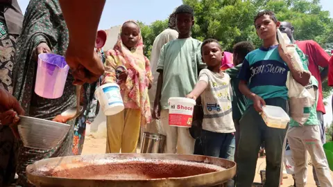 مساعدات إنسانية “للبيع”.. فساد ينهش الإغاثة في بورتسودان