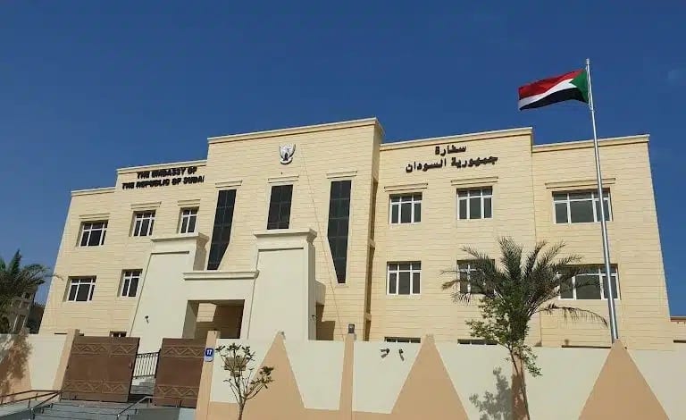 السودان يتهم الإمارات بطرد واحتجاز دبلوماسيين