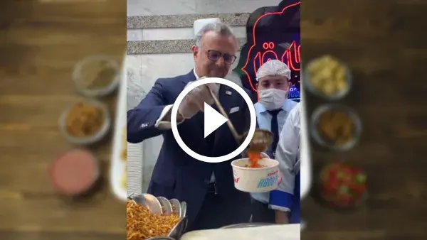 مسؤول أمريكي كبير يتناول الكشري في شوارع القاهرة