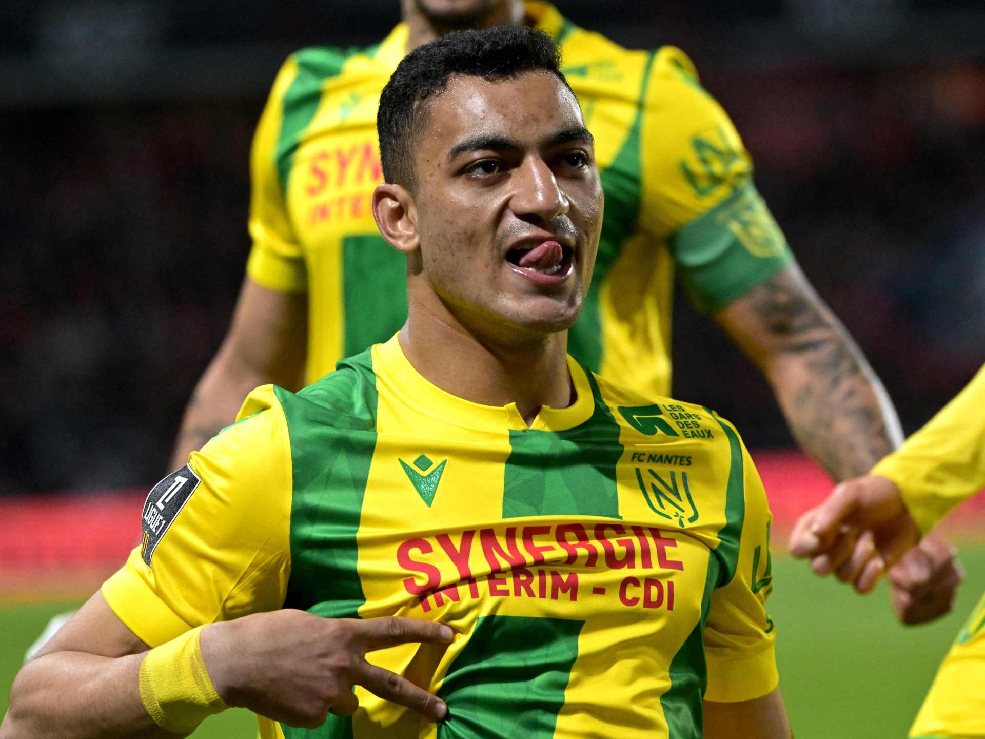 المصري مصطفى محمد يعلن رفضه اللعب مرتديا شارة المثليين بالدوري الفرنسي