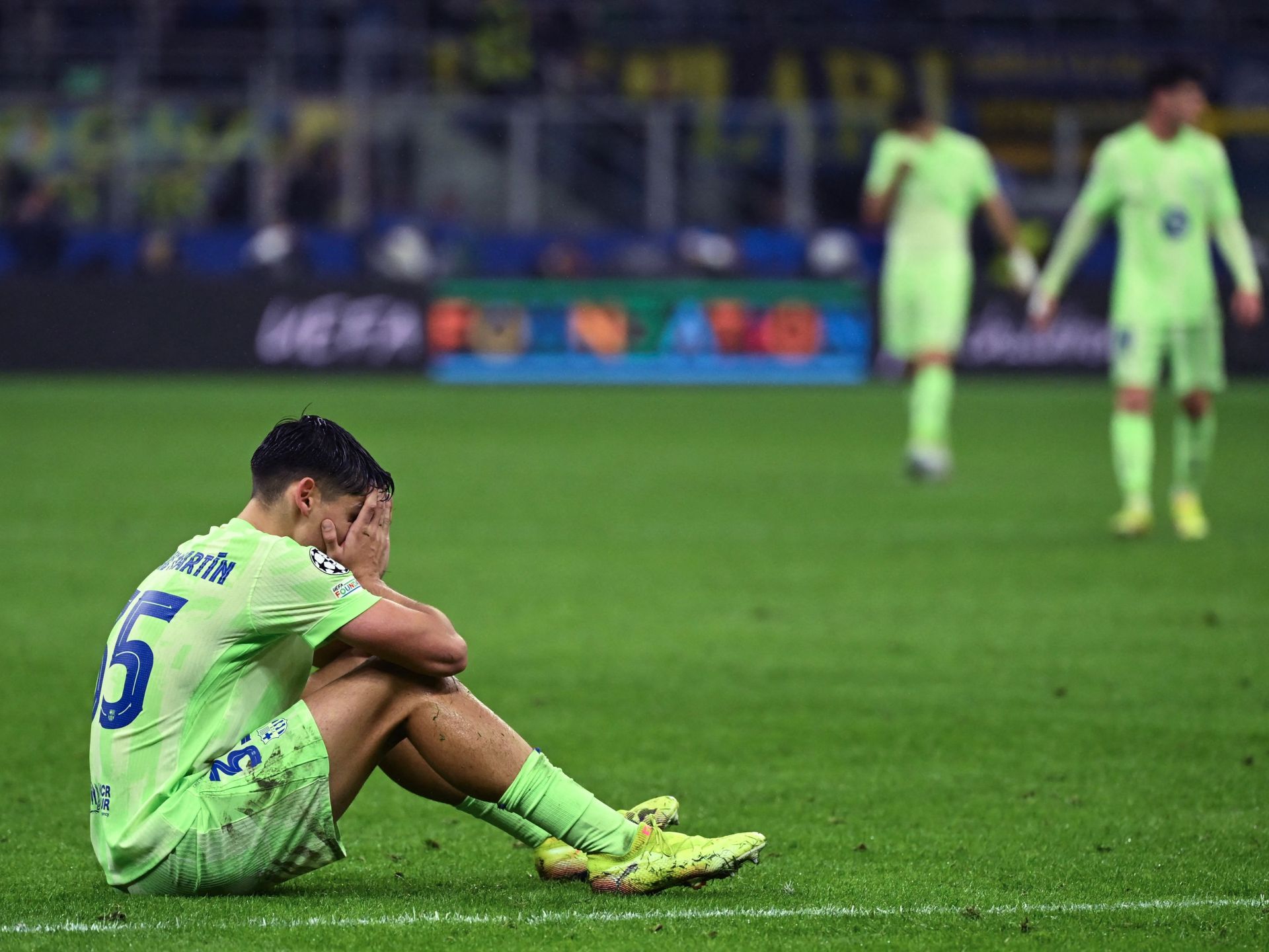 دفاع برشلونة الهش يقضي على الحلم الأوروبي