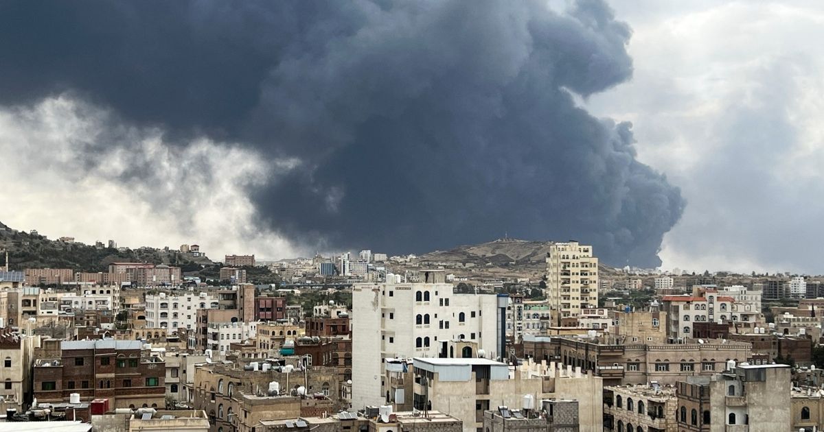 غارات إسرائيلية على صنعاء.. والحوثيون: عدوان يستهدف المطار ومحطات كهرباء ومصنع إسمنت