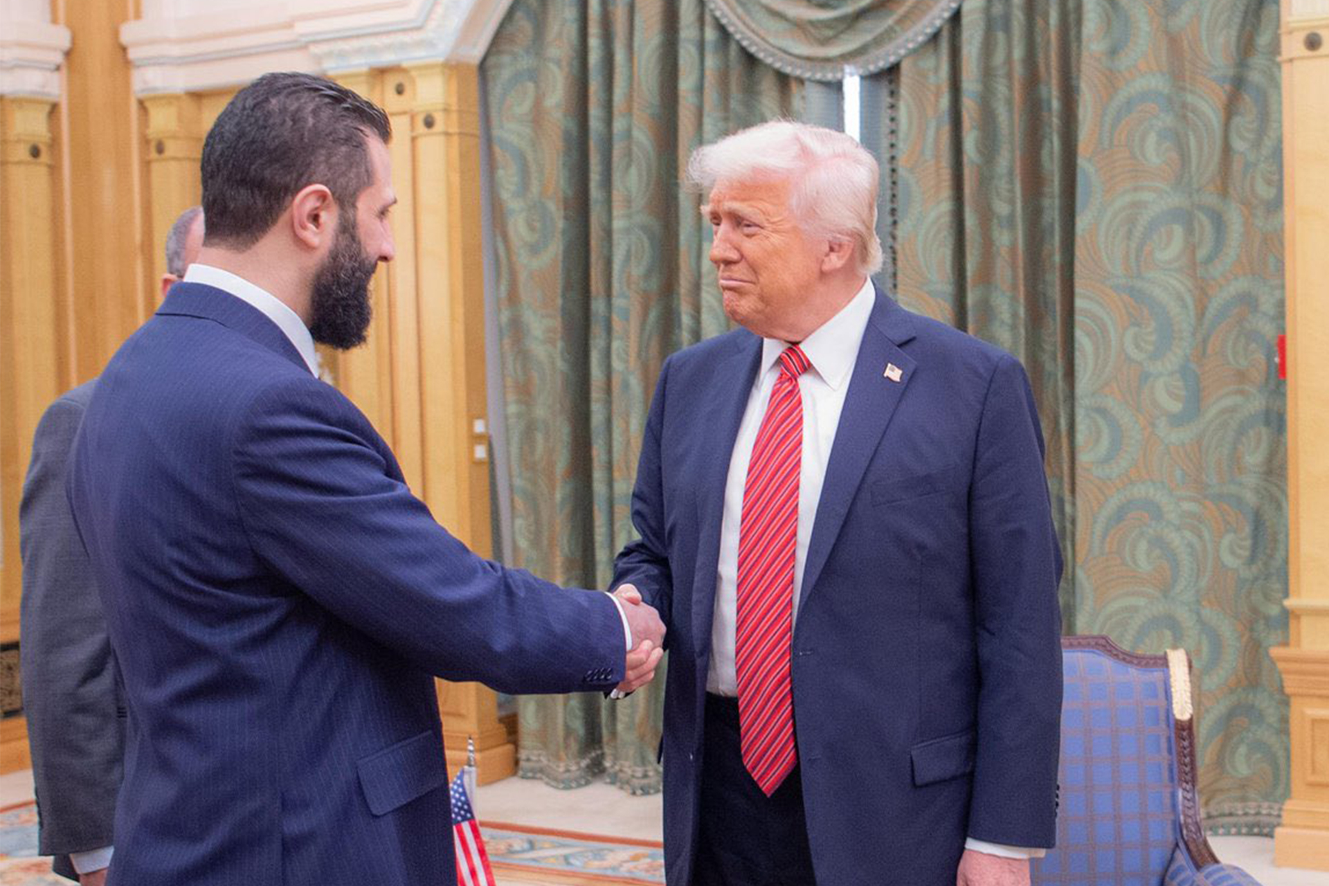 ترامب يجتمع مع الشرع في الرياض