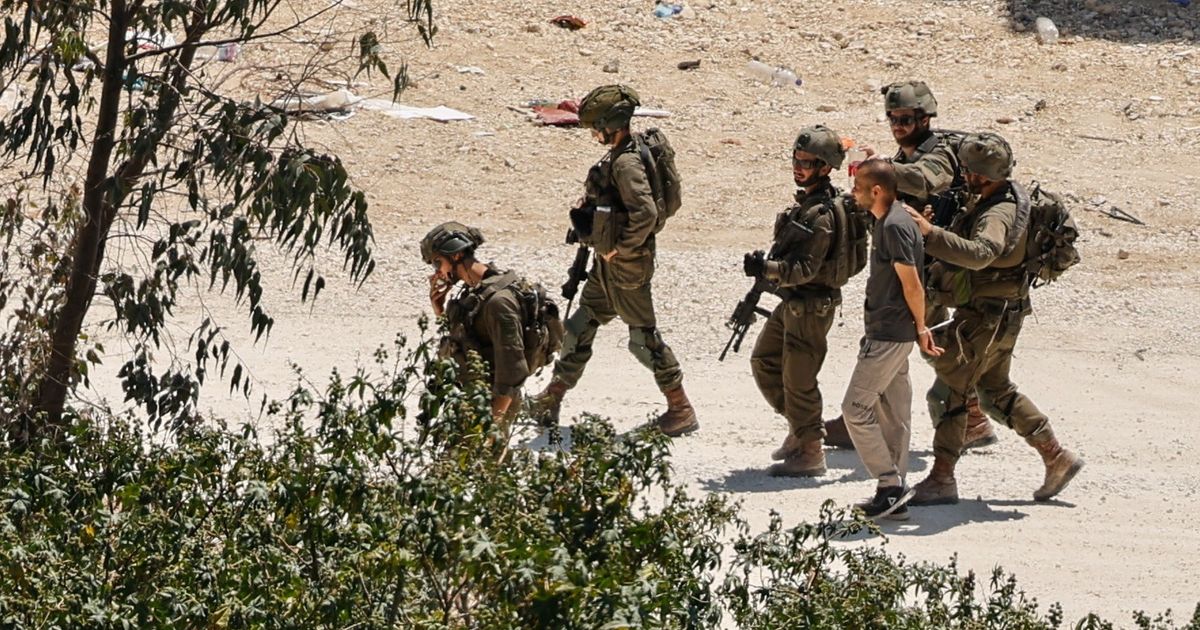الجيش الإسرائيلي يستغل الفلسطينيين "دروعاً بشرية".. جنود "الاحتلال" يكشفون التعليمات