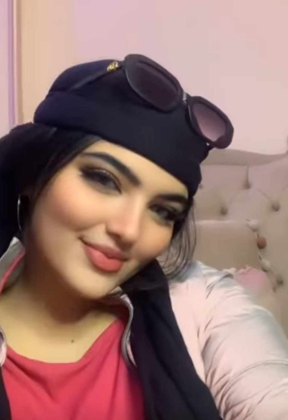 شاهد بالفيديو.. تيكتوكر مصرية حسناء ترتدي الثوب السوداني وتدخل في وصلة رقص مثيرة على أنغام أغنية الفنانة إيمان الشريف “الكمونة”