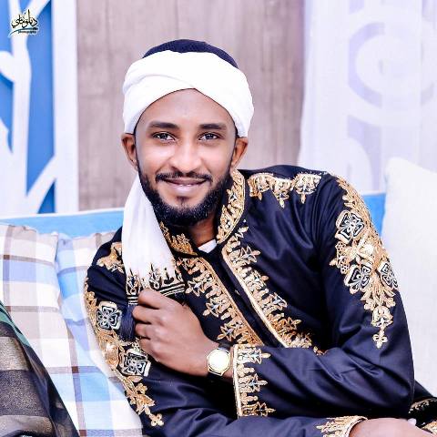 شاهد بالفيديو.. أطفال “الفادنية” في مصر يحاصرون الفنان محمد بشير بأحد شوارع القاهرة ويطالبونه بترديد أغنيته “الترند”