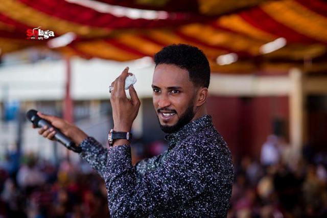 شاهد بالفيديو.. الفنان محمد بشير يصلح لسيدة سودانية ثوبها بعد أن سقط منها أثناء تفاعلها معه في الرقص على أنغام إحدى أغنياته
