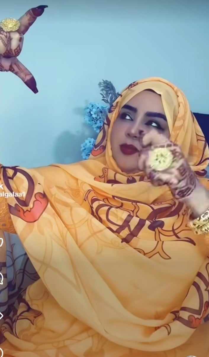 شاهد بالفيديو.. الفنانة ندى القلعة تتفاعل وتقوم بخلع “حذائها” بالمسرح أثناء تقديمها أغنية حماسية