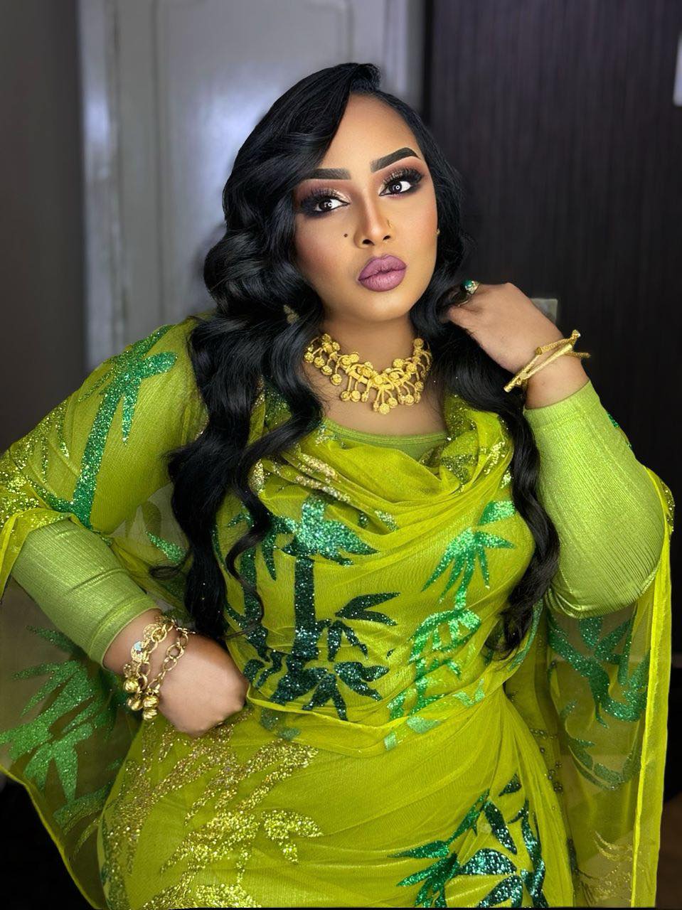 شاهد بالفيديو.. “مجنون” الفنانة هدى عربي يواصل إثارة الجدل برقصات هستيرية على طريقة “ضرب السلاح” خلال حفل للسلطانة بالسعودية