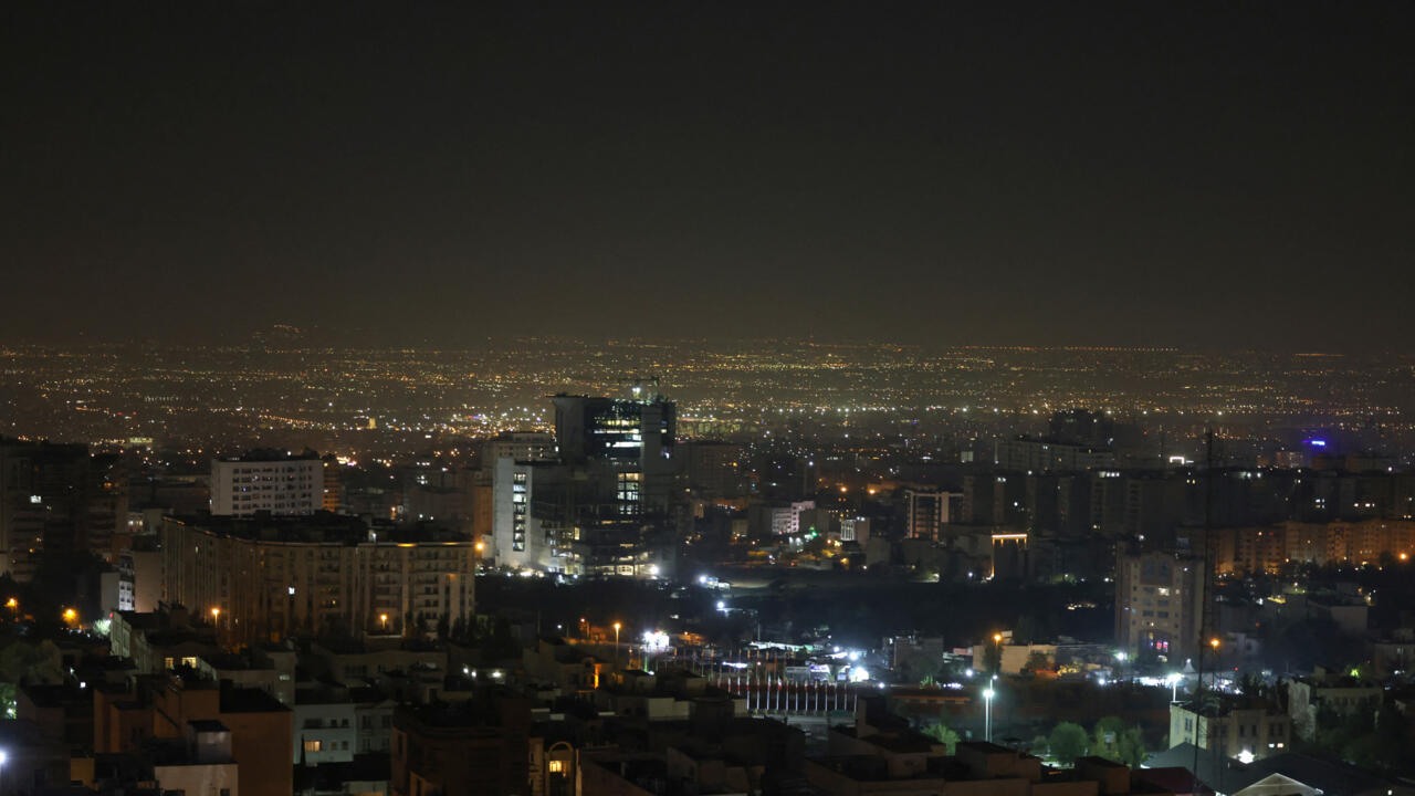 إسرائيل تقصف إيران فجرًا وتغتال قائد الحرس الثوري