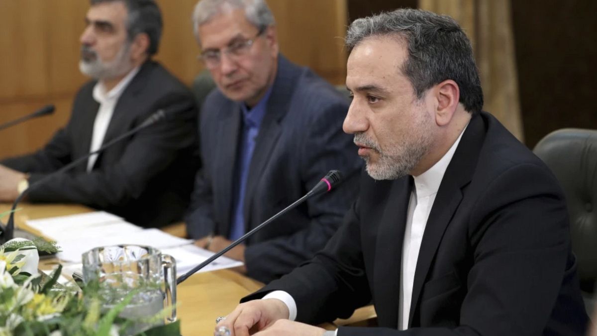 إيران تعلن تسلمها اقتراحًا أميركيًا في إطار المفاوضات حول برنامجها النوويورغم تصريحات ترامب الأخيرة التي ألمح فيها إلى أن الاتفاق بين البلدين "بات وشيكًا"، قلّل عراقجي من هذا التفاؤل، وكتب في وقت سابق على "إكس": "لست واثقًا من أننا بلغنا بعد هذه المرحلة".اقرأ المقال كاملا