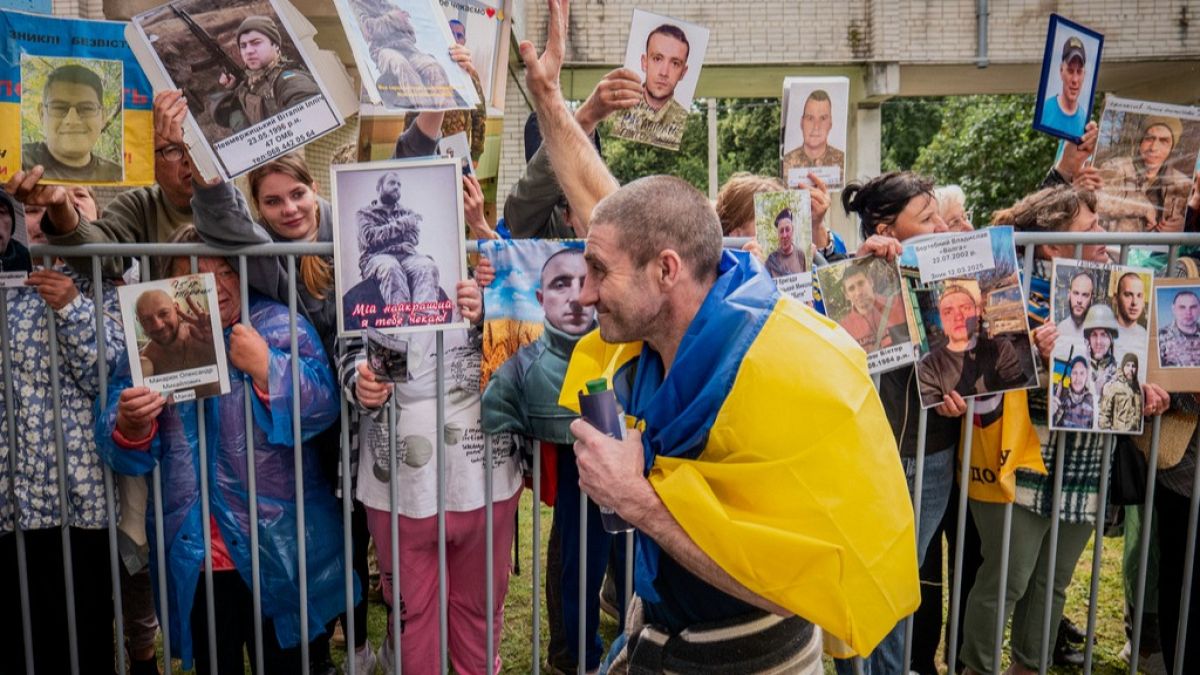 موسكو وكييف تستكملان صفقة الأسرى وتترقبان جولة ثالثة من المحادثاتأعلنت كلّ من روسيا وأوكرانيا اليوم عن إتمام جولة جديدة من تبادل أسرى الحرب، بعد اتفاق وُقّع مؤخرًا في إسطنبول، في ما يُعدّ أحد أبرز مخرجات اللقاءات المباشرة بين الجانبين منذ تصاعد النزاع.اقرأ المقال كاملا