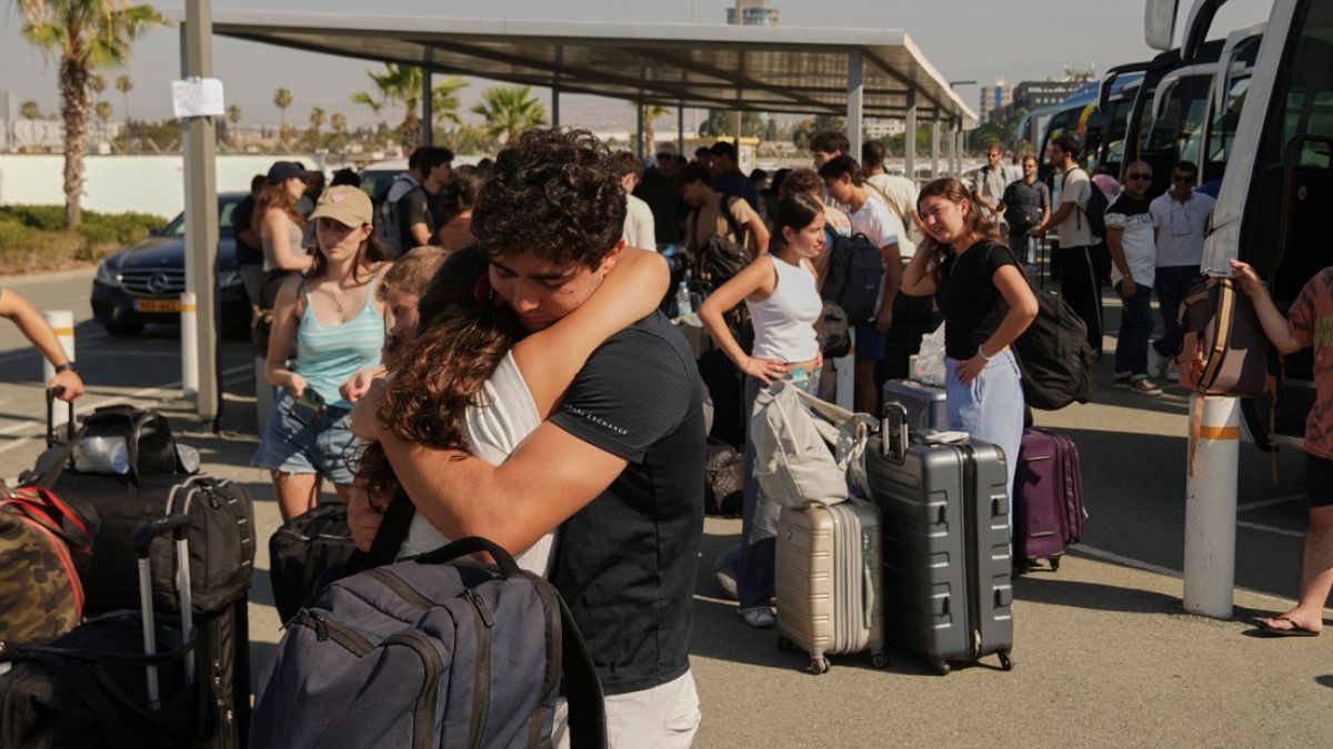 من الملاجئ إلى قبرص: شبان يروون لحظات الخوف في إسرائيلروى شبان تم إجلاؤهم من إسرائيل إلى قبرص بسبب التصعيد العسكري، تجاربهم القاسية مع القصف واللجوء إلى الملاجئ، مشيرين إلى شعور بالخوف والذنب لتركهم البلاد.اقرأ المقال كاملا