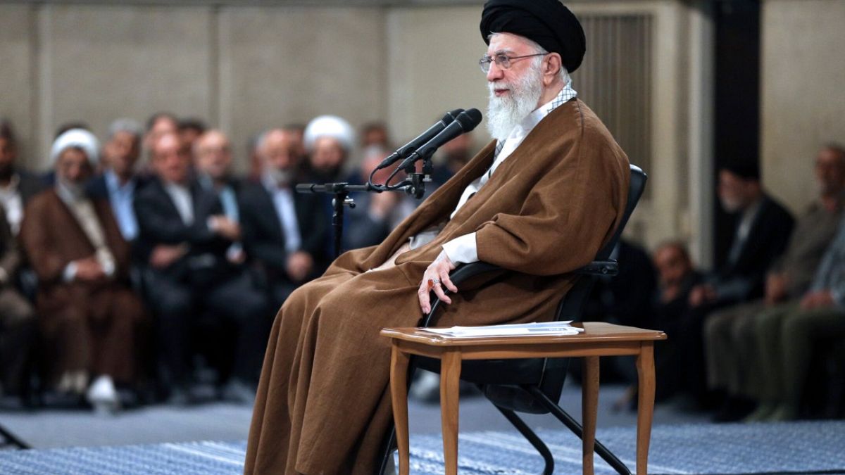 في ملجأ محصن.. خامنئي يعزل نفسه ويحدّد خليفته تحسبًا لاغتيال محتملفي ظل تصاعد الحرب مع إسرائيل، لجأ المرشد الأعلى الإيراني علي خامنئي إلى ملجأ محصن وأوقف الاتصالات الإلكترونية تحسباً لأي محاولة اغتيال محتملة.اقرأ المقال كاملا