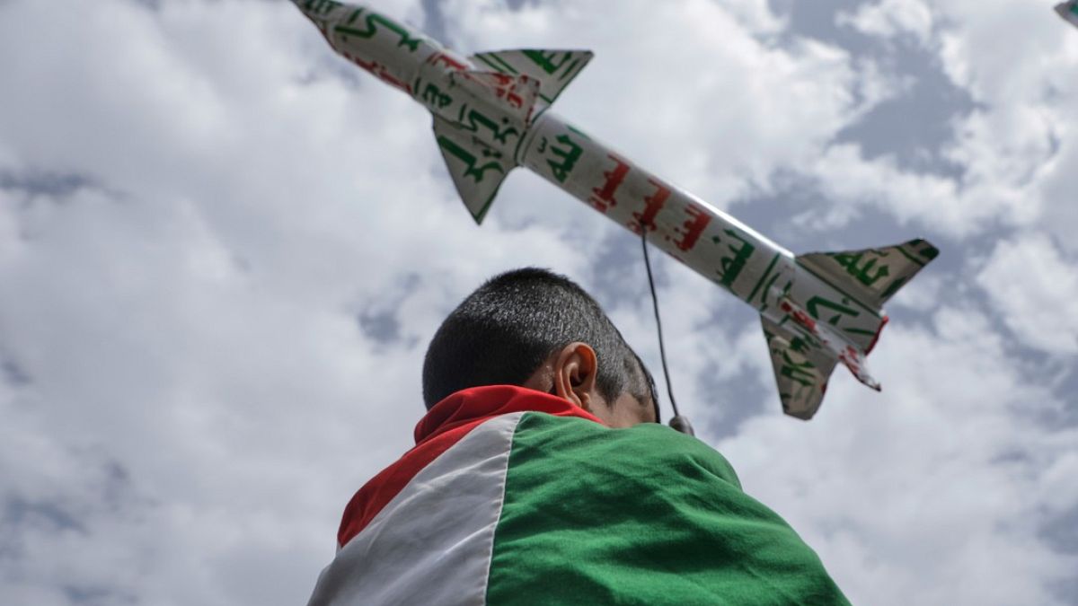 الإنذارات تتوالى ومنظومة "ثاد" تتدخل.. الجيش الإسرائيلي يعلن إعتراض صاروخ يمني جديدقالت صحيفة يسرائيل هيوم إن تقديرات أولية تفيد بأن منظومة ثاد الأميركية هي التي اعترضت الصاروخ الذي أطلق من اليمن.اقرأ المقال كاملا